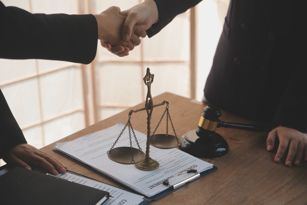 متى تحتاج شركتك إلى استشارة قانونية لحماية أعمالك؟